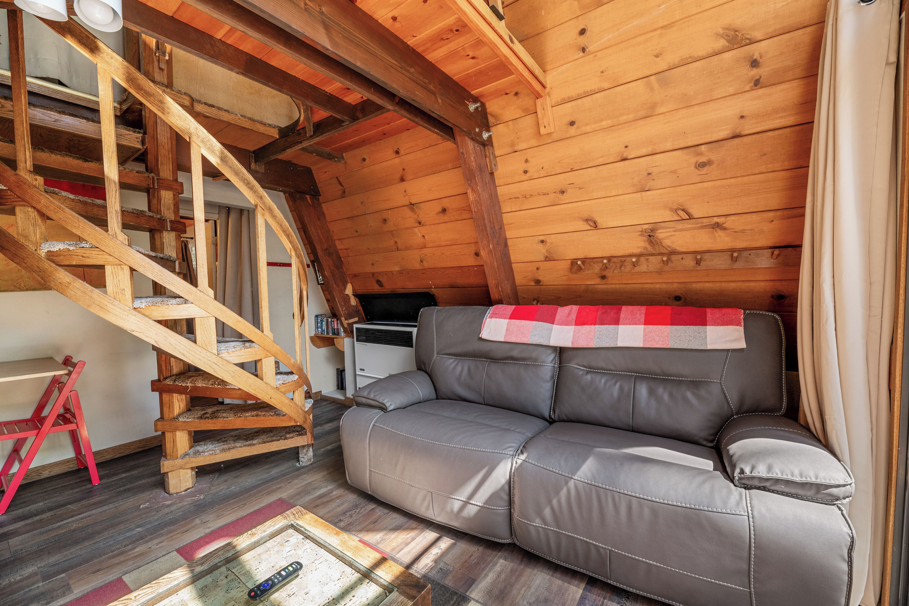 Basic Cabin | Living area