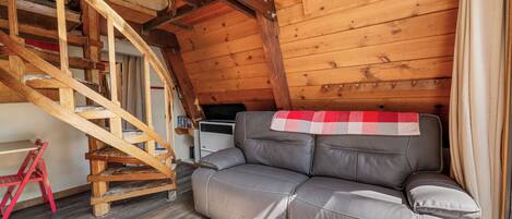 Basic Cabin | Living area