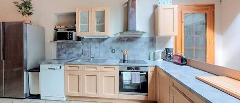 Een koelkast, een oven, een kookplaat, een vaatwasser