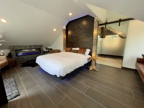 5 habitaciones, escritorio y tabla de planchar con plancha 