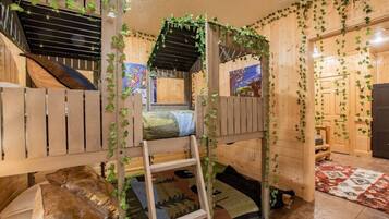 4 bedrooms, desk, iron/ironing board, WiFi