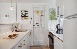 Kühlschrank, Herdplatte, Wasserkocher mit Kaffee-/Teezubehör