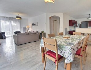 Un apartamento moderno con comedor, sala de estar y cocina.