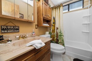 基础小屋 | 浴室 | 淋浴设施、毛巾、肥皂、洗发水