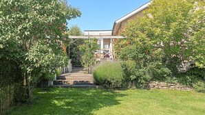 A residential garden with a wooden staircase leading to a house. - Stunning home in Höganäs with WiFi (Höganäs)