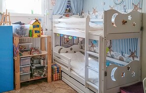 4 عدّة غرف نوم وواي فاي مجانًا وملاءات أسرّة