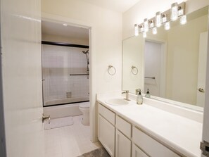 Douche, sĂšche-cheveux, serviettes fournies, savon
