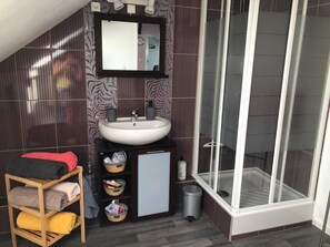 Doccia, asciugacapelli, asciugamani, sapone