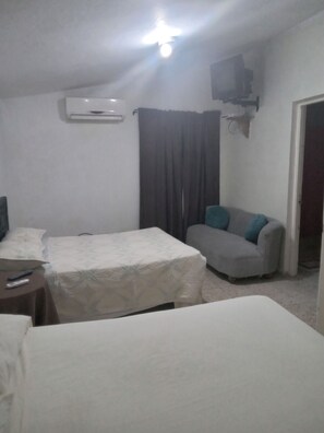 Basic Twin Room | Laptop workspace, free WiFi - Hotel Castello Italiano (Boca Chica)