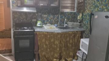 Basic Twin Room | Laptop workspace, free WiFi