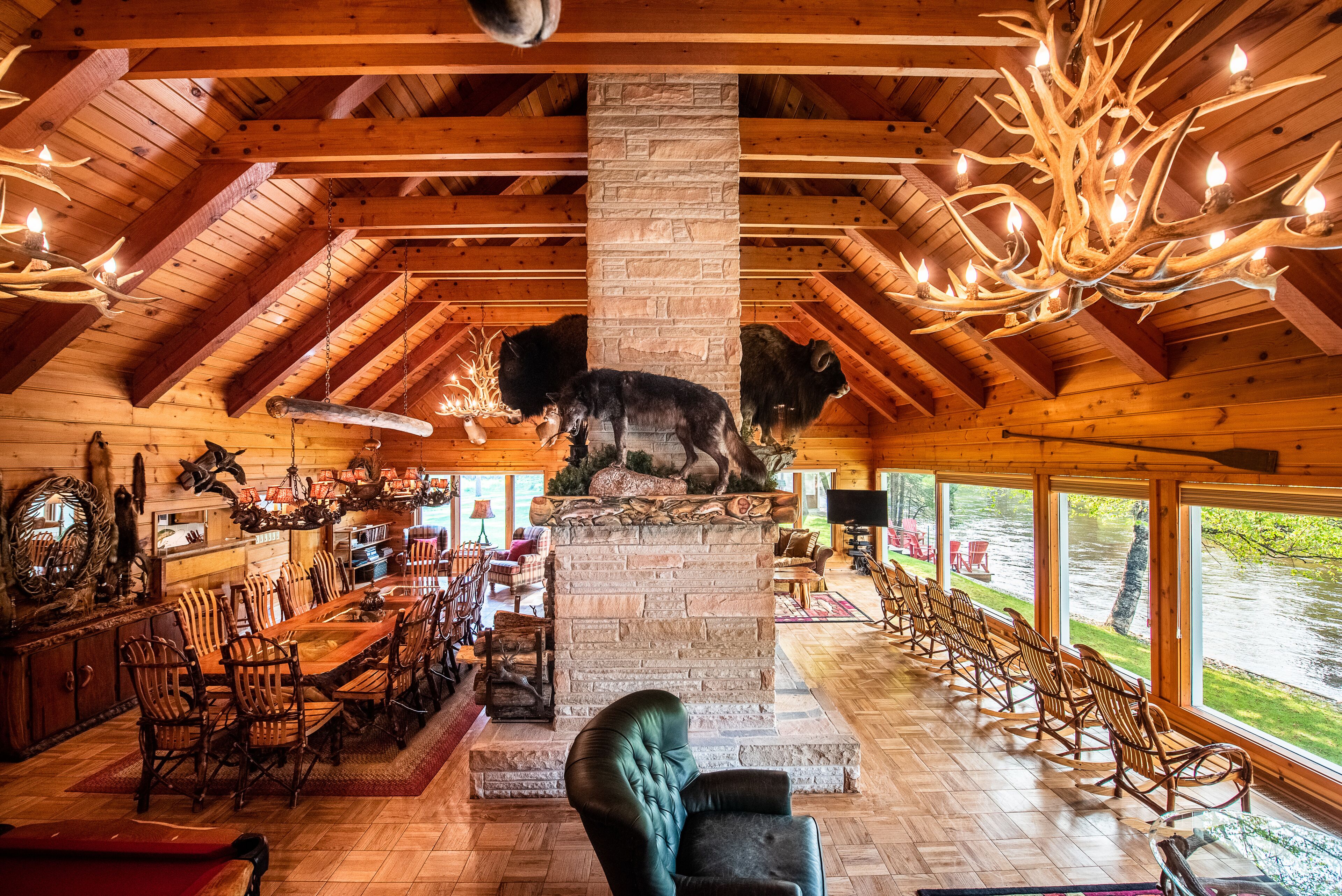 ♣ Grayling Gem: Royal Stag Serene 6BDR Lodge