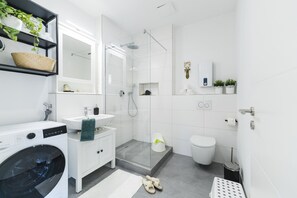 Shower, hair dryer, towels, soap - APPARTIO - Modern country-style vacation apartment for 6 people (Ölbronn-Dürrn)