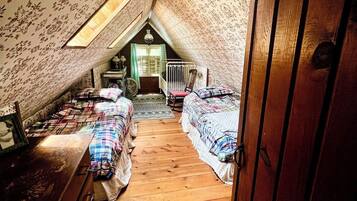 3 bedrooms, desk, iron/ironing board, travel cot