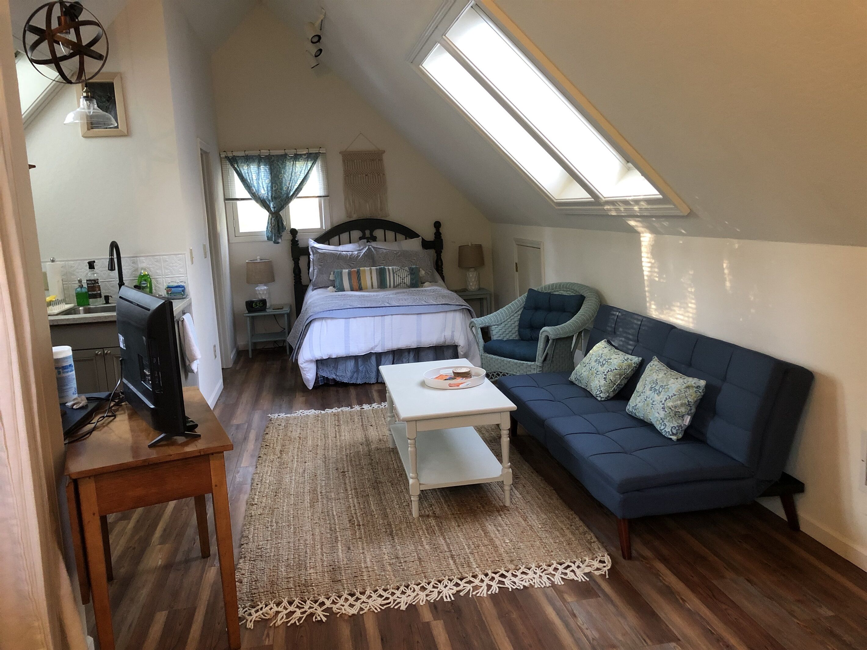 3 slaapkamers, een bureau, een strijkplank/strijkijzer, reisbedje