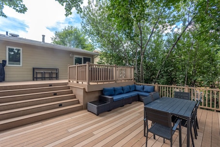 Outdoor dining. Centrally located, huge shaded patio with hot tub! Entire place to yourself!