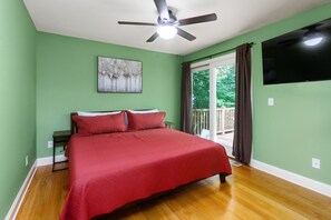 4 soverom, skrivebord, strykejern/-brett og reiseseng for barn