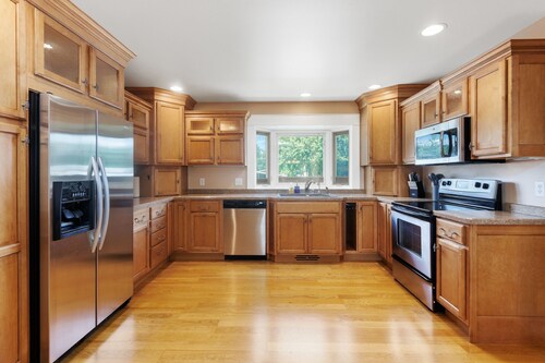 Centrally located, huge shaded patio with fire pit! Entire place to yourself!