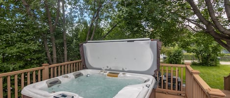 Bañera de hidromasaje al aire libre