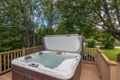 Centrally located, huge shaded patio with hot tub! Entire place to yourself!