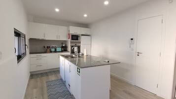 Frigorifero, microonde, forno, piano cottura