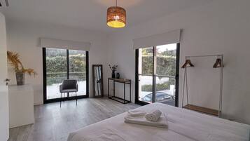 3 habitaciones, tabla de planchar con plancha, internet y ropa de cama