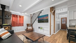 Basic Cabin | Living area - Vanderhut Chalet (Sugarloaf)