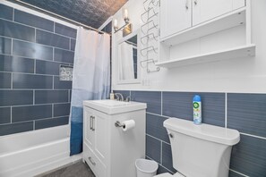 Basic Cabin | Bathroom - Vanderhut Chalet (Sugarloaf)