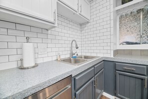 ベーシック キャビン | 専用キッチン | 電気ポット、トースター