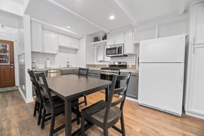 基本小屋 | 房內用餐區