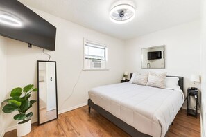 1 bedroom, iron/ironing board, free WiFi, bed sheets - Campus Corner Cabana (Norman)