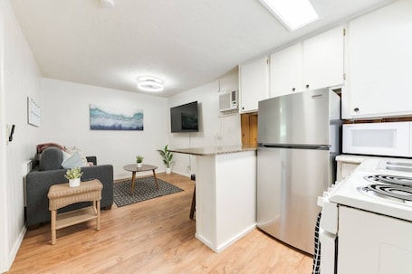 Fridge, microwave, oven, stovetop. Campus Corner Cabana