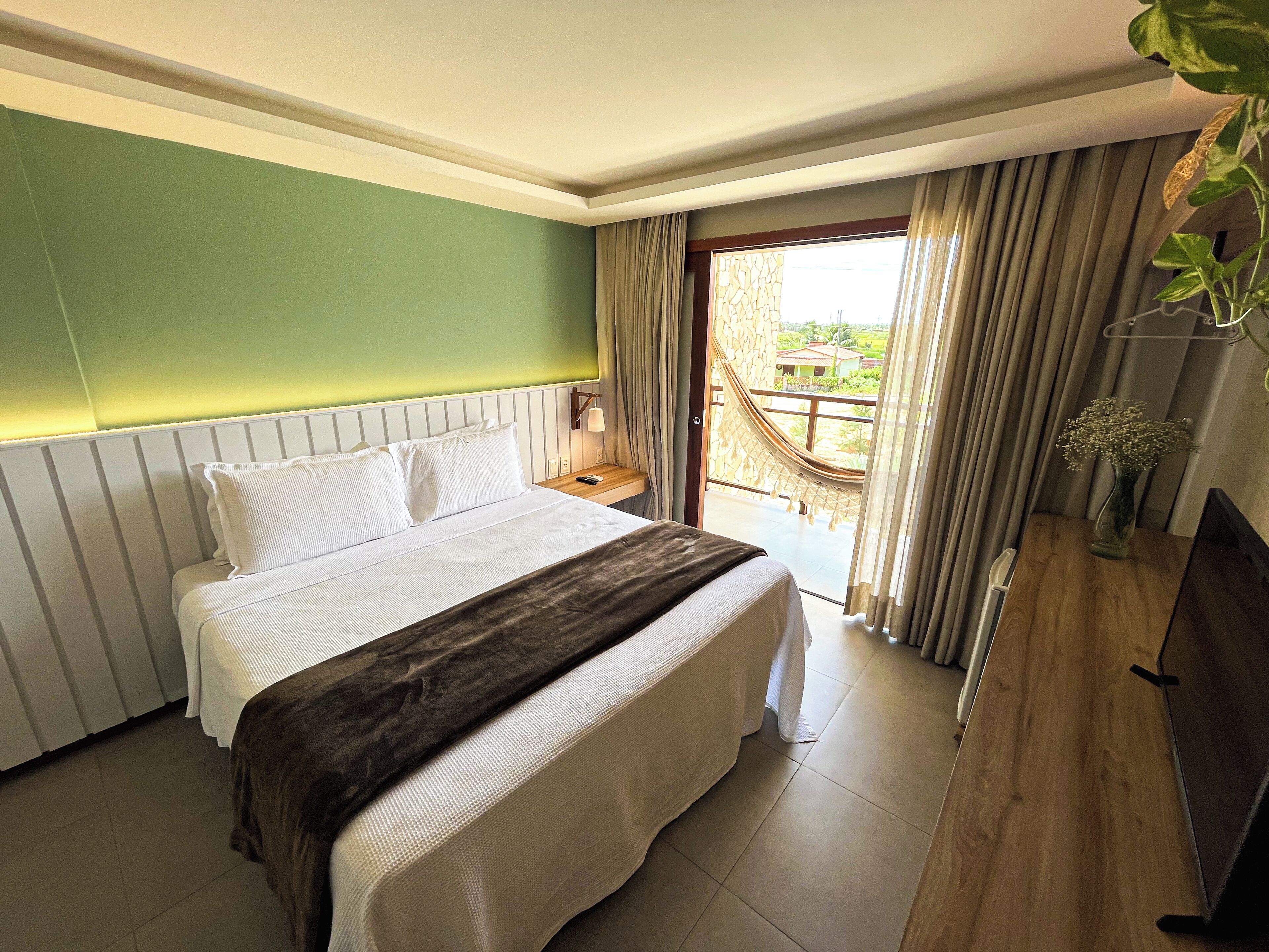 Minibar, desk, laptop workspace, free WiFi