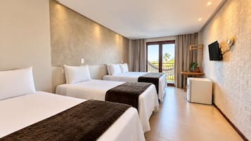 Une chambre d’hôtel avec deux lits, un petit bureau, une télévision et un balcon avec vue.