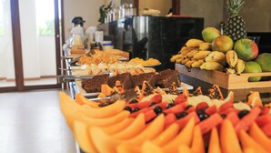 A buffet with various fruits and desserts. - HOTEL ICARAI BEACH (Amontada)