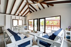 Interior - Picture-Perfect 2-Bedroom Oceanfront Home w/ Pool (Placencia)