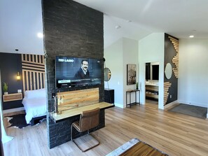 1 habitación, escritorio, tabla de planchar con plancha y cuna de viaje 