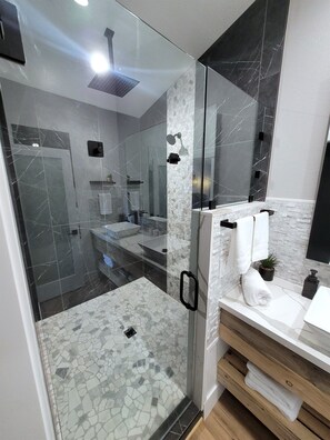 Douche, séchoir à cheveux, serviettes fournies