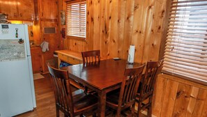 Basic Cabin | In-room dining - Twin Bear (Sugarloaf)
