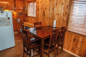 Basic Cabin | In-room dining - Twin Bear (Sugarloaf)