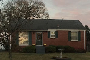 Exterior - Cozy Cottage Near Downtown Nashville/Airport (Nashville)