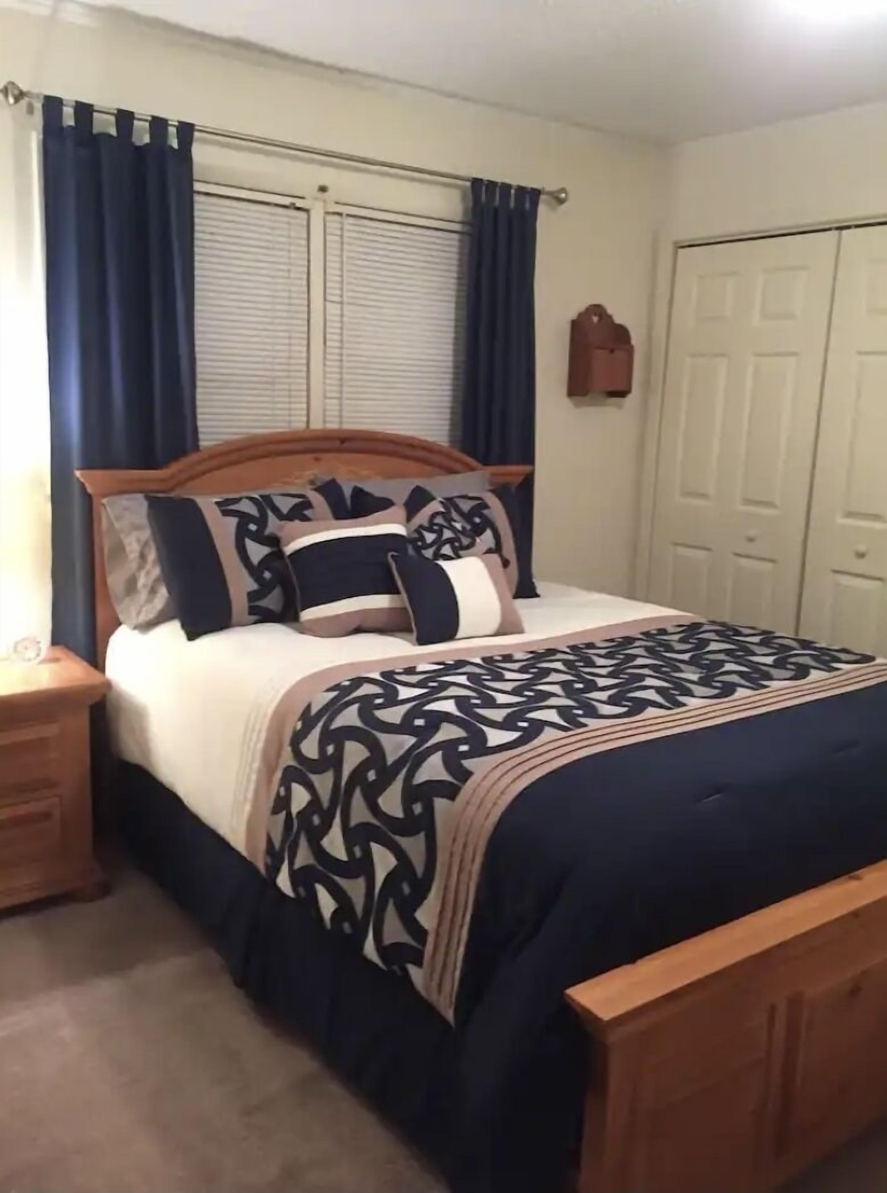 3 bedrooms, in-room safe, desk, iron/ironing board