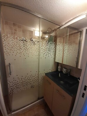 Shower, towels, soap, shampoo