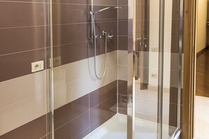 Bathtub, bidet, towels - MIA HOUSE GARDEN - Macerata, portion of a villa with swimming pool (Macerata)