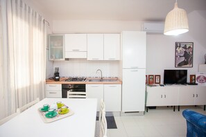 Fridge, oven, stovetop, coffee/tea maker - ClickSardegna Villino Adele 700 meters from the Cinta di San Teodoro (San Teodoro)