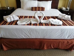 Junior suite, 1 slaapkamer, en-suite badkamer, uitzicht op de stad | Luxe beddengoed, donsdekens, Select Comfort-bedden