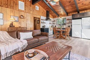 Living area - The Oasis Chalet (Big Bear Lake)