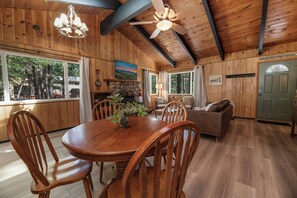 In-room dining - The Oasis Chalet (Big Bear Lake)