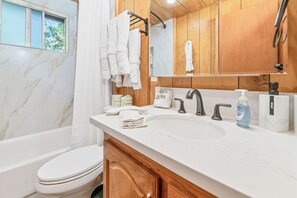 Towels, soap, shampoo, toilet paper - The Oasis Chalet (Big Bear Lake)