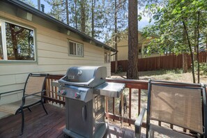 BBQ/picnic area - The Oasis Chalet (Big Bear Lake)