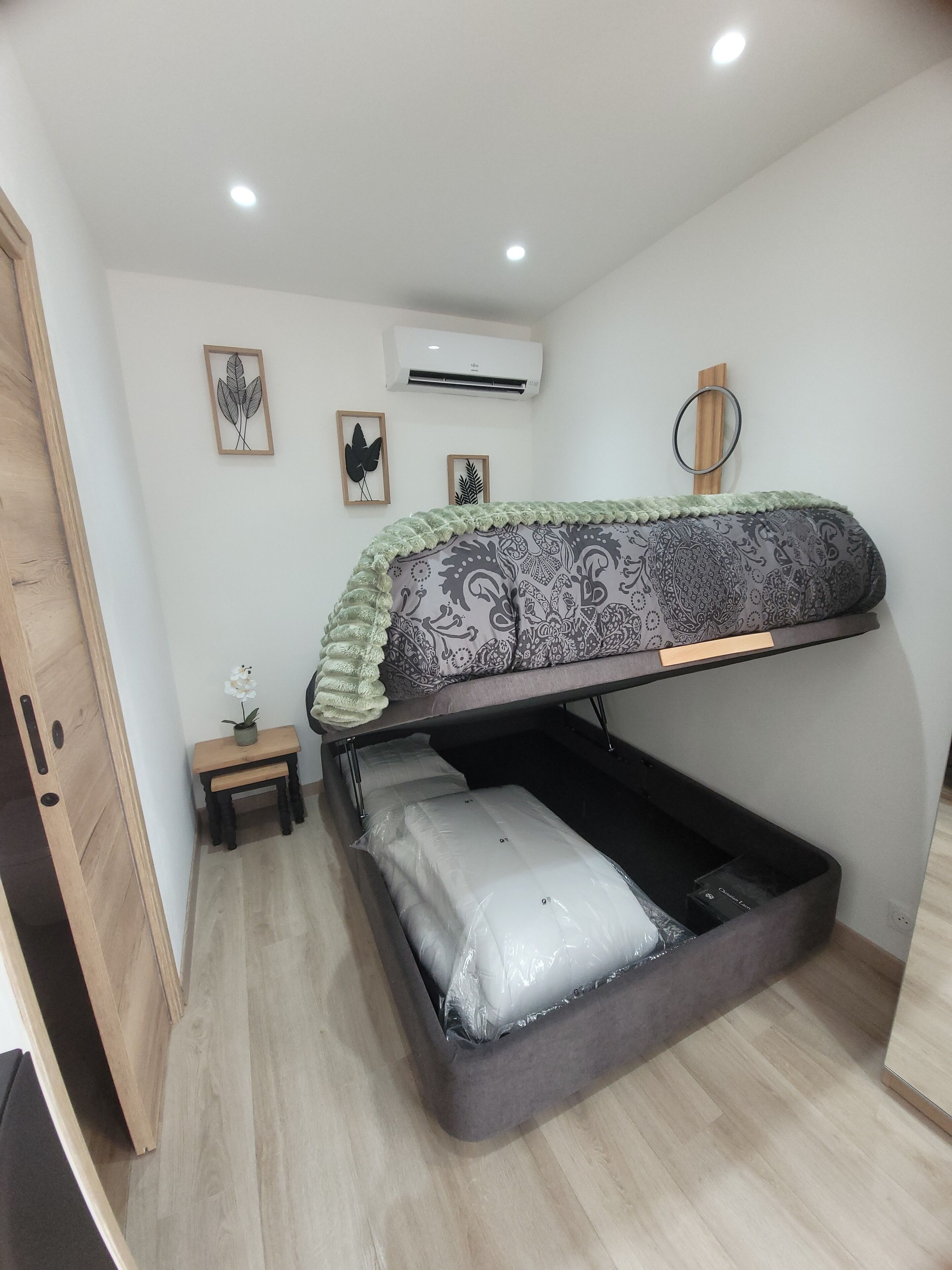 1 slaapkamer, geluiddichte muren, een strijkplank/strijkijzer, reisbedje